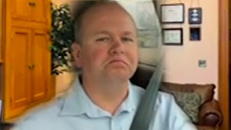 Senador atiende juicio en línea contra conductor distraído, mientras va manejando