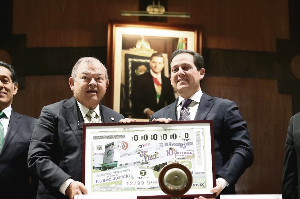 Édgar Elías Azar, magistrado presidente del TSJ, y el director general de la Lotería Nacional para la Asistencia Pública, Pedro Pablo Treviño Villareal, presentaron el billete de la lotería del sorteo que se celebró ayer mismo (ALEJANDRO ACOSTA)