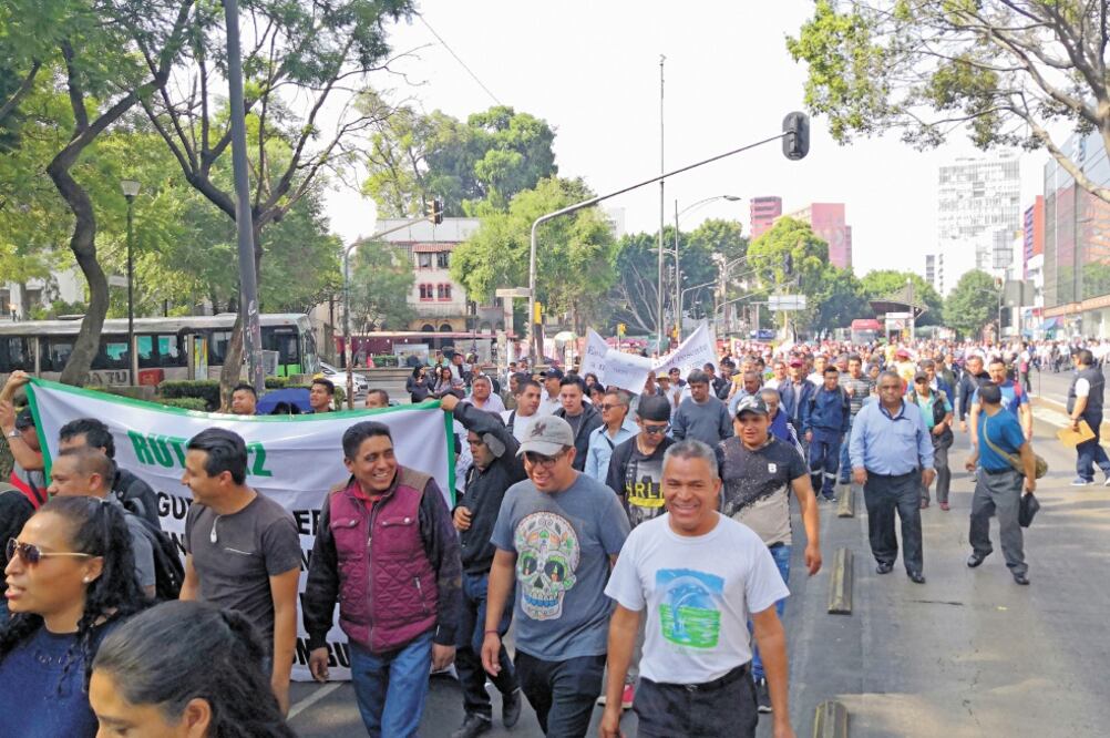 Integrantes del gremio transportista caminaron de la sede de la Semovi, en la colonia Roma Norte, hacia el Zócalo, para dialogar con la jefa de Gobierno. Foto: EDUARDO HERNÁNDEZ. EL UNIVERSAL