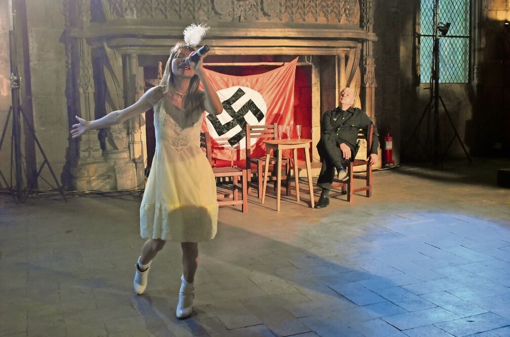 Paco (al fondo) en la obra, que se presenta en la Capilla Gótica del Instituto Cultural Helénico, y que revive el cabaret de la vieja escuela. Foto: Eder Zárate