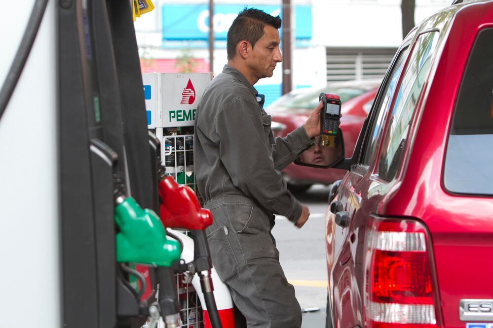 Hacienda analiza variables para determinar precio de gasolinas
