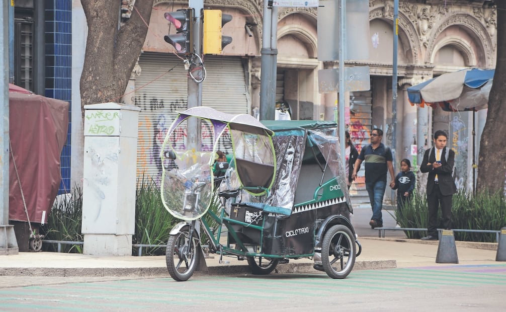 En calles del Centro se observa a los ciclotaxis hacer base sobre la ciclovía, aun cuando está prohibido. Foto: Santiago Cadena/ EL UNIVERSAL