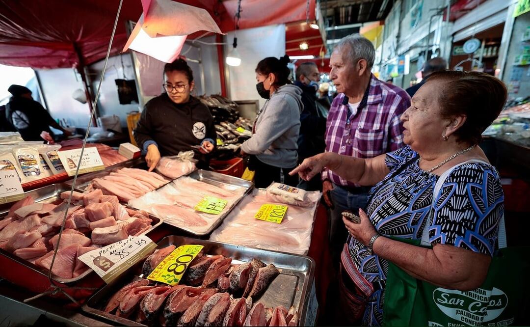Mexicanos, en una pescadería. De acuerdo con World Statistics, la gente en México es madrugadora