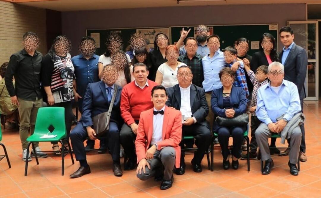 En la imagen, Hugo Leonardo aparece en cuclillas y detrás de él está el padre Francisco Javier. En la esquina superior derecha se encuentra Josué Vicente, hermano de la víctima. Los tres celebraban la graduación de la maestría de "Leo". Foto: Cortesía