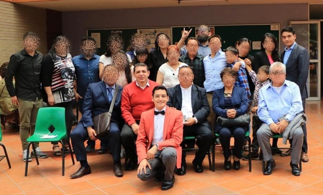 En la imagen, Hugo Leonardo aparece en cuclillas y detrás de él está el padre Francisco Javier. En la esquina superior derecha se encuentra Josué Vicente, hermano de la víctima. Los tres celebraban la graduación de la maestría de "Leo". Foto: Cortesía