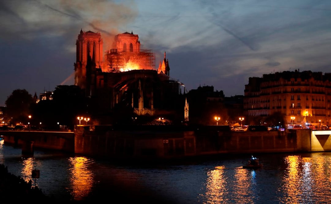 Aspecto del incendio en Notre Dame (Foto: AFP)