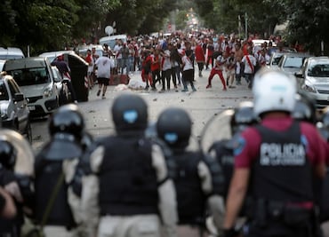 River Plate suspende a aficionado tras agresión a autobús de Boca Juniors