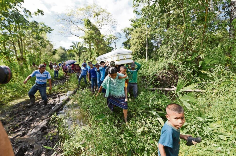 Familiares y amigos de la familia Caal acompañan el féretro de la pequeña Jakelin, quien murió en EU el 8 de diciembre y fue sepultada ayer en el departamento de Alta Verapaz, en Guatemala. (JOHAN ORDONEZ. AFP)