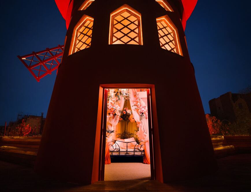La habitación del Moulin Rouge de Paris te remonta a la época del cabaret francés. Fotos: Airbnb