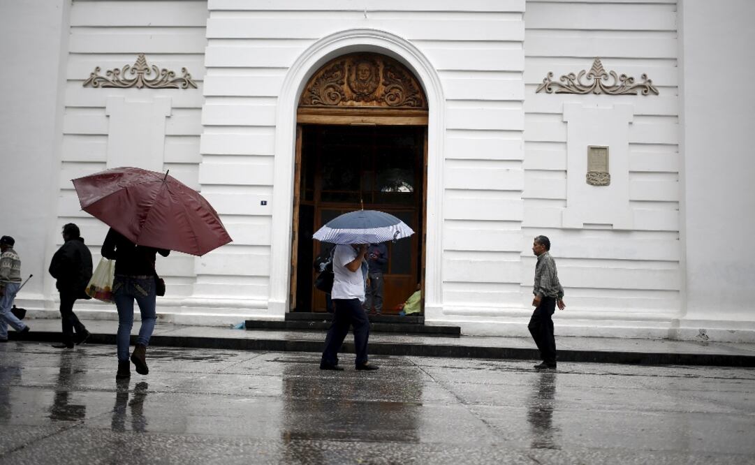 El centro del sistema se encuentra a 105 km al sur-suroeste de Zihuatanejo y a 195 km al oeste de Acapulco, Guerrero (REUTERS)