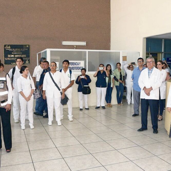 Médicos sindicalizados del Hospital Regional colocaron una manta en la que denuncian la falta de institucionalidad para dotarles de equipo y fármacos. TOMADA DE TWITTER