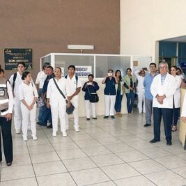 Médicos trabajan bajo protesta