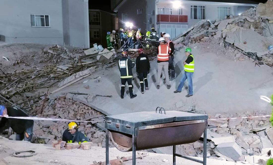 Los servicios de emergencia intentan localizar a los trabajadores de la construcción atrapados después de que un edificio de cinco pisos se derrumbara durante la noche en George, Sudáfrica. Foto: EFE/EPA
