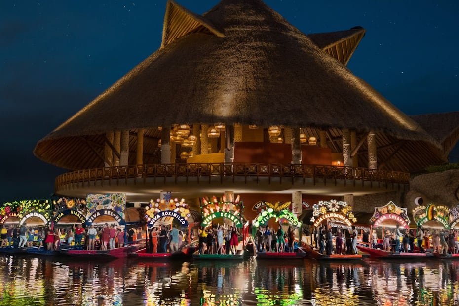 Las trajineras de Xoximilco ofrecen una experiencia más festiva y con kermés. Foto: Xcaret