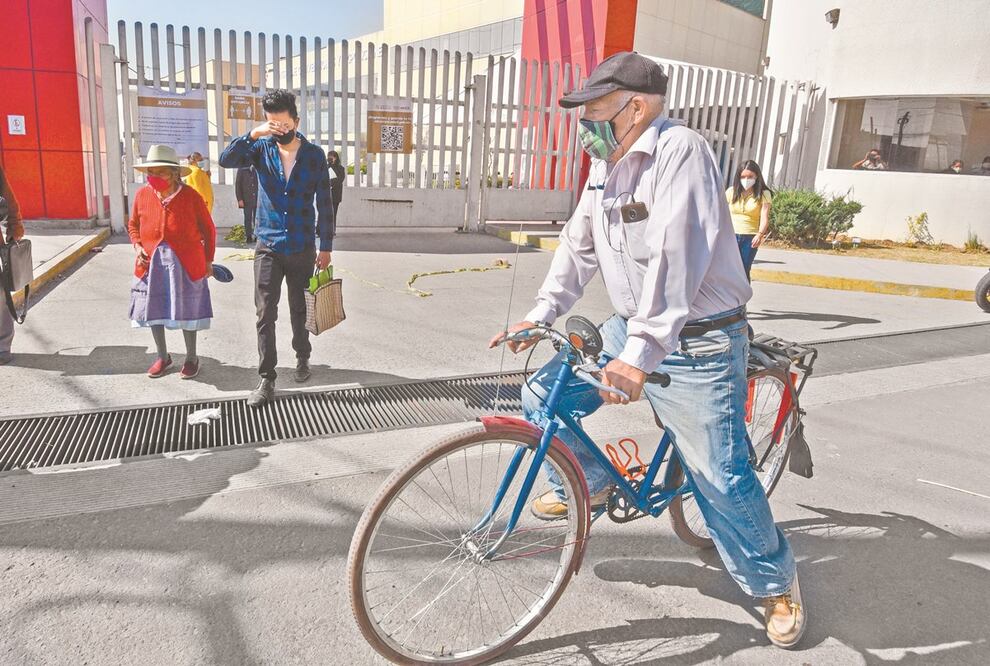 Muchos acudieron el lunes por la dosis, pero no había. Foto: Crisanta Espinosa Aguilar/ Cuartoscuro