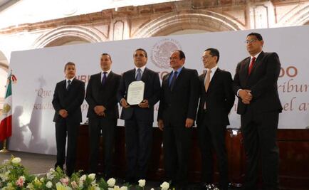 Tribunal entrega a Aureoles constancia de gobernador electo