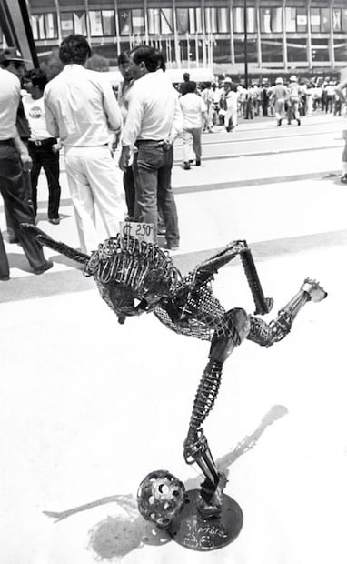 Figura de alambre con forma de un jugador de futbol, producto en venta a las afueras del Estadio Azteca durante la final del mundial 1986. Su costo era de 250 dólares, casi 160 mil pesos del momento. Foto: Gildardo Solís/Archivo EL UNIVERSAL.