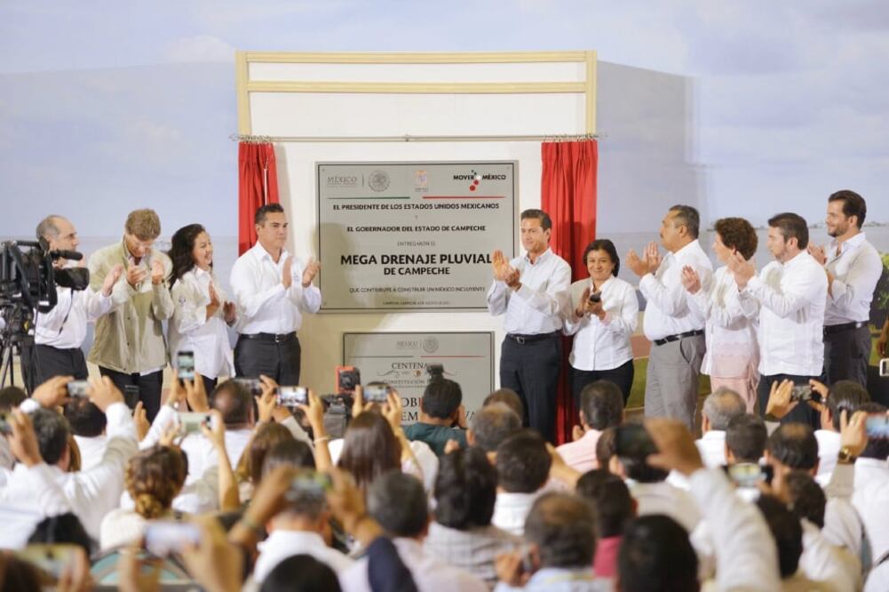 De gira por Campeche, el presidente Enrique Peña Nieto entregó el Mega Drenaje Pluvial de la ciudad, inauguró el Teatro Francisco de Paula Toro y destacó el trabajo del gobernador de esa entidad, Alejandro Moreno (PRESIDENCIA)