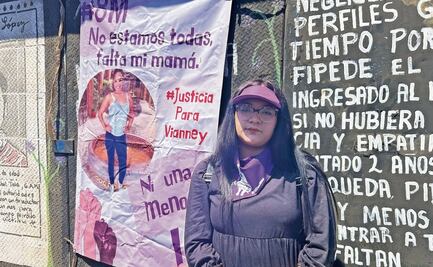 “Mi mamá marcharía conmigo”; Vianney golpea las vallas con un martillo por el feminicidio de su madre