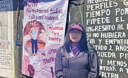 “Mi mamá marcharía conmigo”; Vianney golpea las vallas con un martillo por el feminicidio de su madre