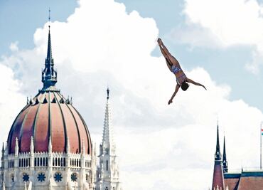 Adriana salta por el podio