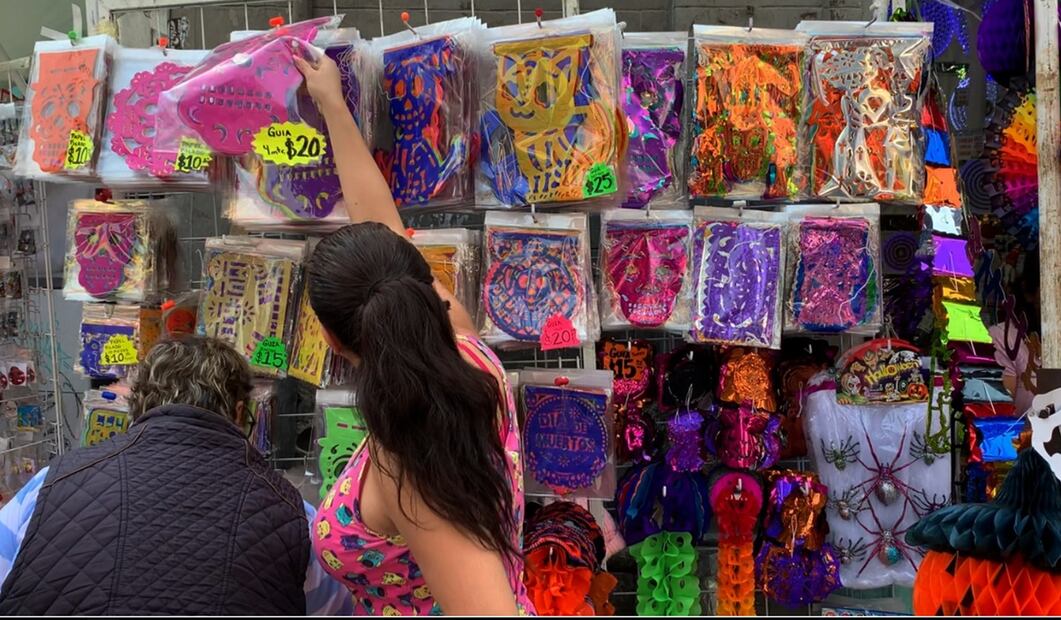 “La competencia es muy desleal porque no se les puede competir, aquí el Centro está invadido de chinos, o sea, es por eso que las ventas ya no son tan buenas como antes (…), es más barato lo que traen ellos, pero es de menos calidad", asegura. Foto: Alberto González/EL UNIVERSAL