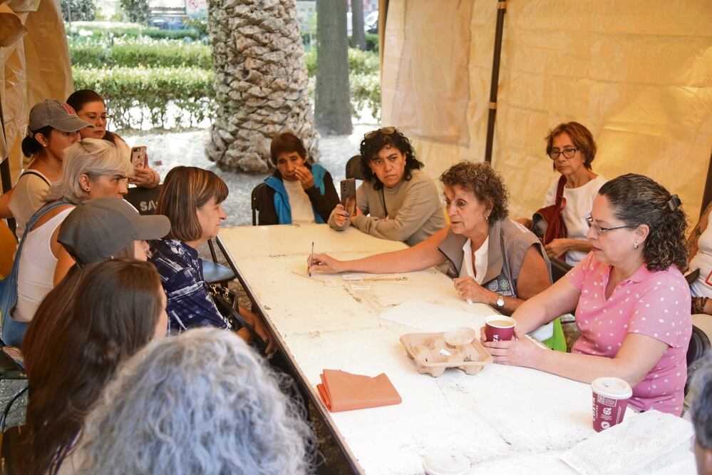 Vecinos de la colonia Nonoalco, afectados por la distribución de agua contaminada, se reunieron ayer con la titular de Protección Civil, Myriam Urzúa. Foto: Carlos Mejía / El Universal