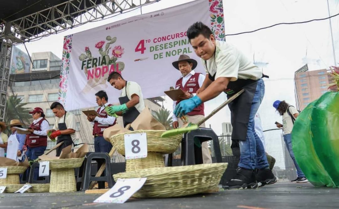 En la Feria del Nopal, se realizó el concurso de desespinado de nopal en el Monumento a la Revolución. | Foto: Karla Guerrero.