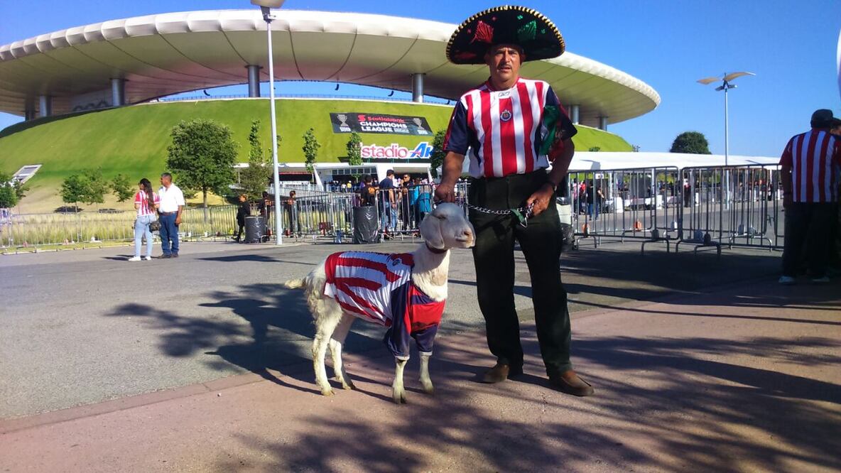 Christian Mendoza/El Universal. Aficionado de Chivas que asistió al juego ante Toronto FC con su mascota 