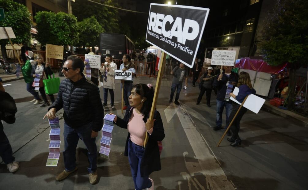 Integrantes de Resistencia Civil Activa y Pacifica se manifiestan en el Senado por toma de protesta de juzgadores electos (1/09/2025). Foto: Francisco Rodríguez / EL UNIVERSAL