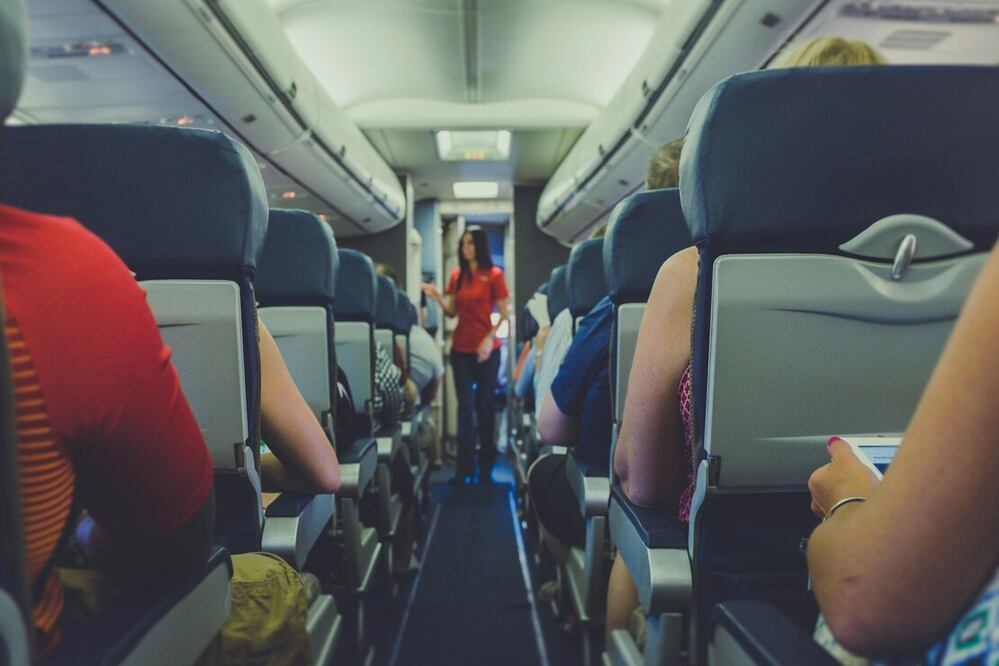 Conoce los mejores trucos para viajar en avión. Foto: Unsplash