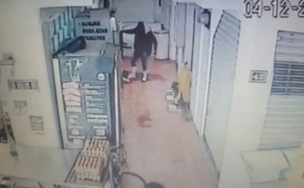 Carnicero patea a un gatito en Ecatepec y video causa indignación en redes