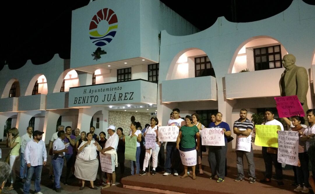 Ciudadanos de Cancún se manifestaron anoche en contra de paquete legislativo aprobado por el Congreso y avalado por el gobierno municipal de Paul Carrillo (Foto:Adriana Varillas)
