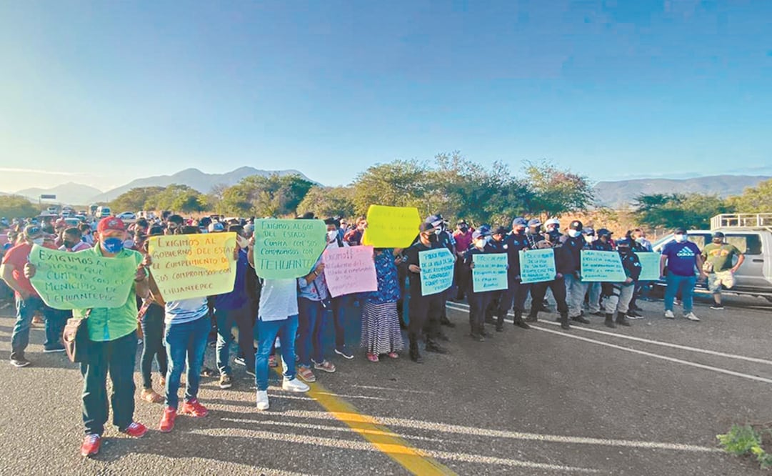 Autoridades y pobladores tanto de Salina Cruz como de Juchitán realizaron una serie de bloqueos en la carretera Panamericana, para solicitarle al gobierno estatal un préstamo para pagar aguinaldos. Fotos: ESPECIAL