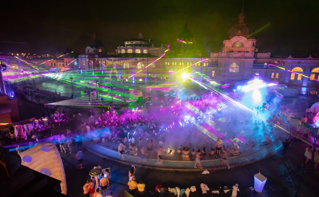 En Budapest, Hungría más de 2000 personas se reúnen en el Baño Termal Szechenyi, Cinetrip es un tipo de fiesta nocturna acuática ambientada con música electrónica, luces, espectáculos de láser y otras formas de artes visuales y escénicas.