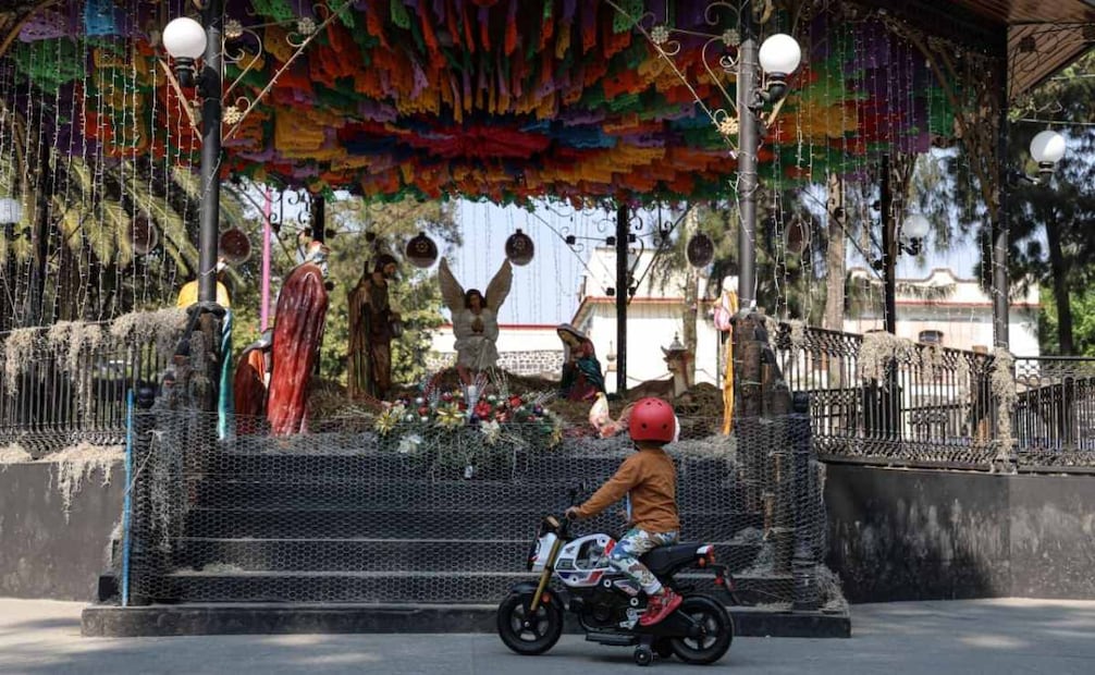Niños y niñas disfrutan de sus regalos de Día de Reyes en la Macroplaza de Iztapalapa.
Foto: Gabriel Pano