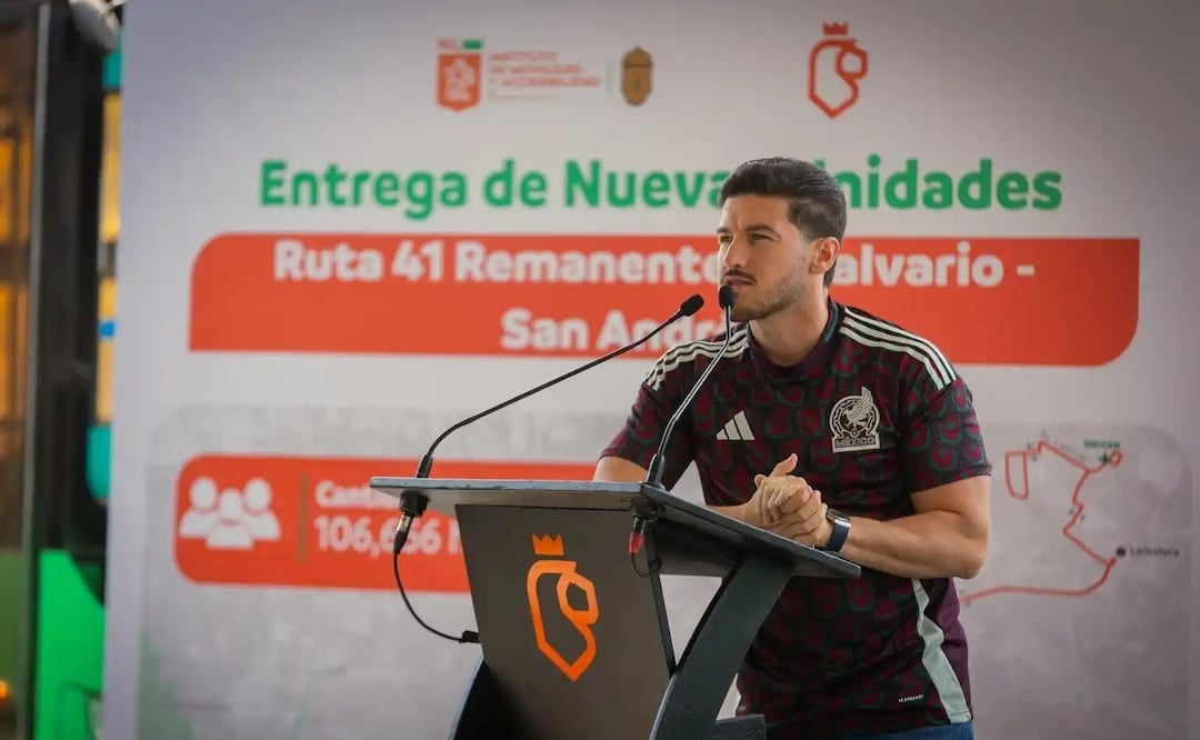 Samuel García durante su intervención en la ceremonia de entrega de nuevas unidades de transporte. Foto: Especial.