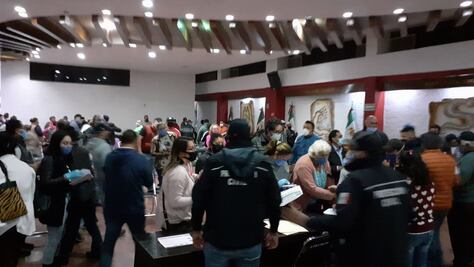 Tianguistas de Ecatepec intentan agredir a subdirector de Salud