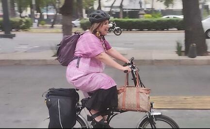 Plegable y de 7 velocidades, así es la bicicleta de Xóchitl Gálvez con la que llegó a su registro para ser candidata presidencial