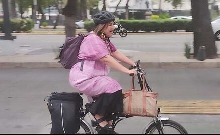 Plegable y de 7 velocidades, así es la bicicleta de Xóchitl Gálvez con la que llegó a su registro para ser candidata presidencial