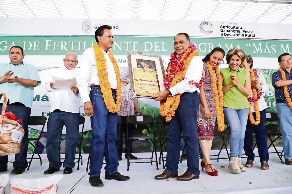 El perredista Pablo Higuera Fuentes, presidente municipal de Eduardo Neri, con el gobernador Héctor Astudillo. (ESPECIAL)