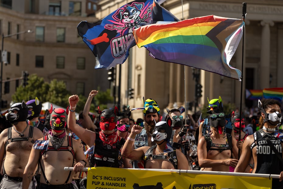 Banderas arcoíris ondean entre los asistentes que acudieron a la marcha para celebrar la diversidad y la inclusión (20/06/2026). Foto: AP