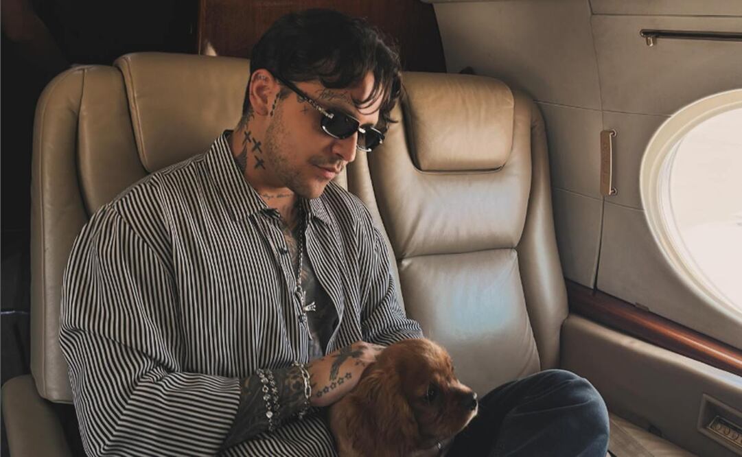 Christian Nodal con "Chichí", un adorable perrito de raza cocker que se ha vuelto su compañero de viaje.