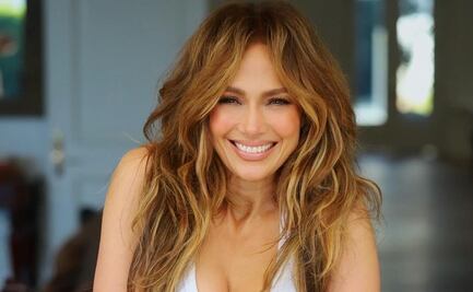 JLo luce las botas más impactantes de Dior con minifalda