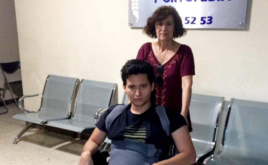 Tras estrellarse cuando realizaba su sexto vuelo, Saúl Santaella lleva tres operaciones y comenta que ha gastado más de 500 mil pesos. Asegura que la empresa de paracaidismo no le ofreció seguro de vida; pide que lo indemnice. (Cortesía Y Roselia Chaca.)