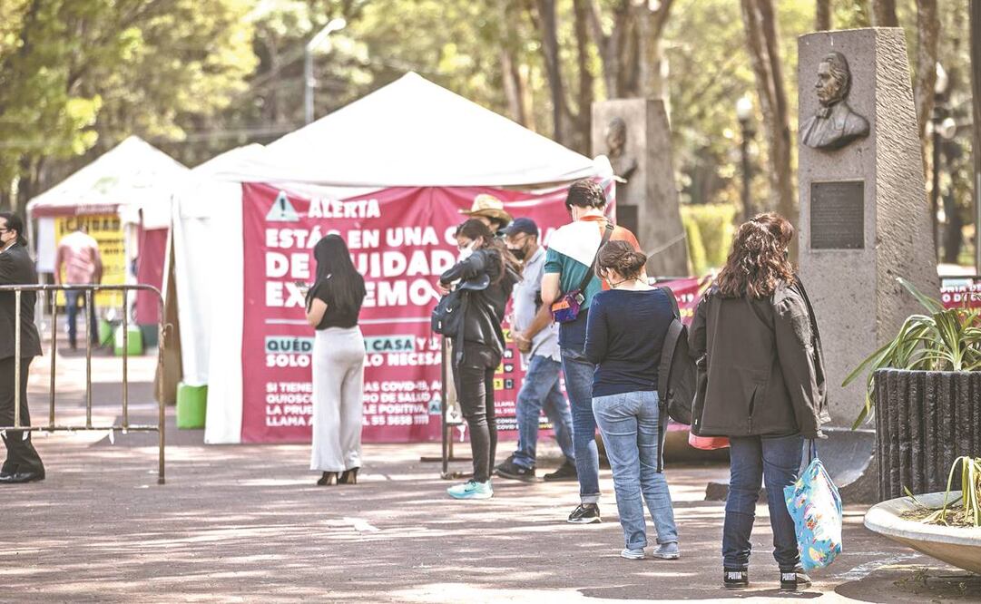 En un kiosco ubicado en la alcaldía Benito Juárez, la fila para la prueba rápida era corta, pero constante. Algunos acudieron luego de salir de vacaciones en Semana Santa o porque tendrán una reunión próximamente. Foto: Germán Espinosa/ El Universal.