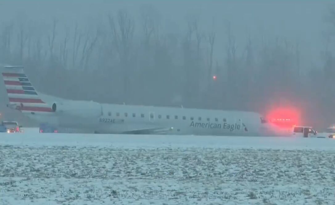 Un avión de American Eagle derrapó el jueves por una pista de rodaje nevada en Rochester, Nueva York, luego de volar desde Filadelfia, pero no se reportaron heridos. Foto: Foto Tomada de Video