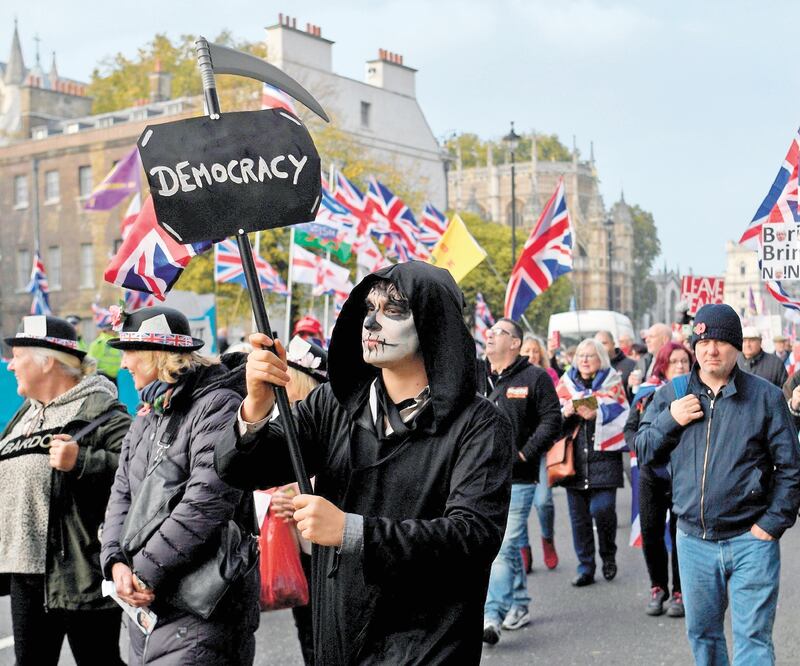 Británicos se manifestaron ayer a favor de la salida británica de la Unión Europea, en Londres. Foto: NEIL HALL. EFE