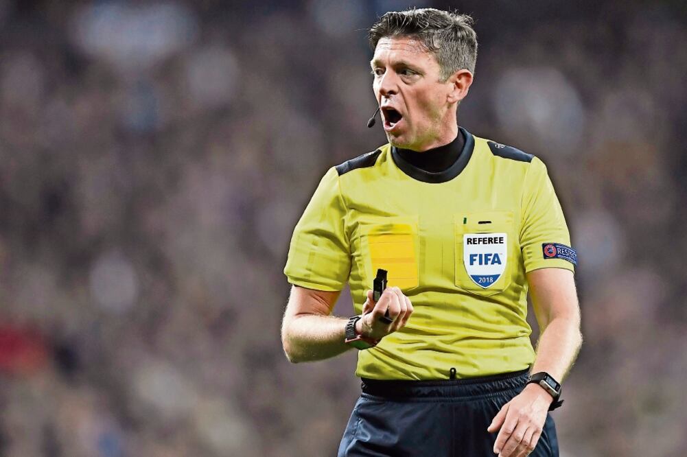 El italiano generó polémica al no marcar una supuesta mano (GABRIEL BOUYS. AFP)