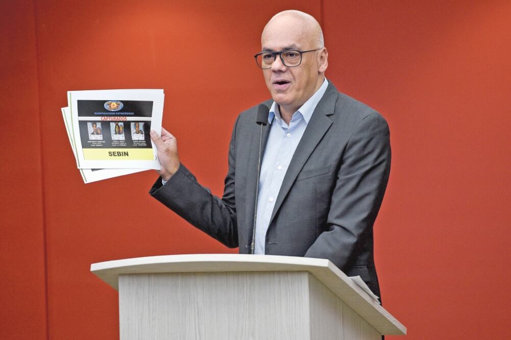 El ministro de Comunicación venezolano, Jorge Rodríguez, muestra imágenes de uno de los detenidos ayer, en Caracas. (FEDERICO PARRA. AFP)